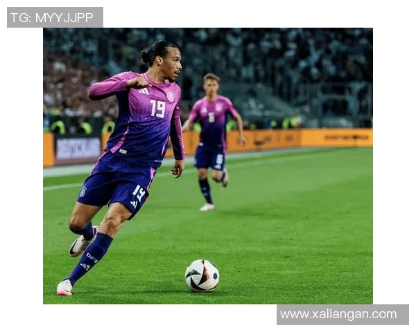 足球明星仰天长啸展现激情与梦想的瞬间激励无数年轻球员追逐足球之路